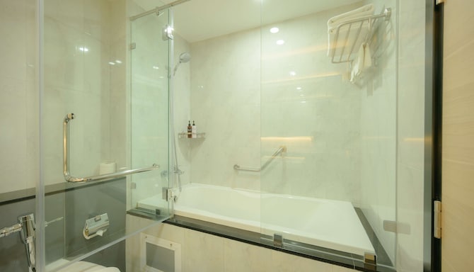 Lewit Hotel Pattaya, a member of Radisson Individuals - Guest room bathroom