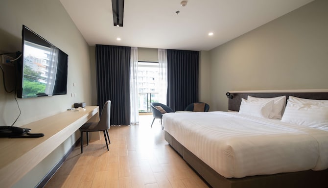 Lewit Hotel Pattaya, a member of Radisson Individuals - Deluxe Room with pool view