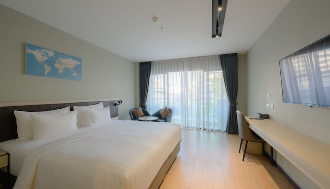 Lewit Hotel Pattaya, a member of Radisson Individuals - Premium Room with pool view