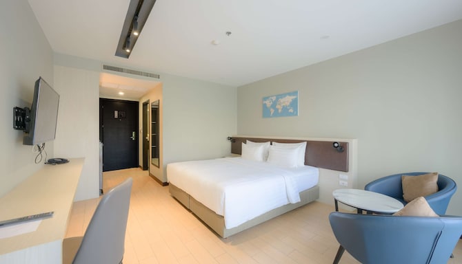 Lewit Hotel Pattaya, a member of Radisson Individuals - Deluxe Room with pool view