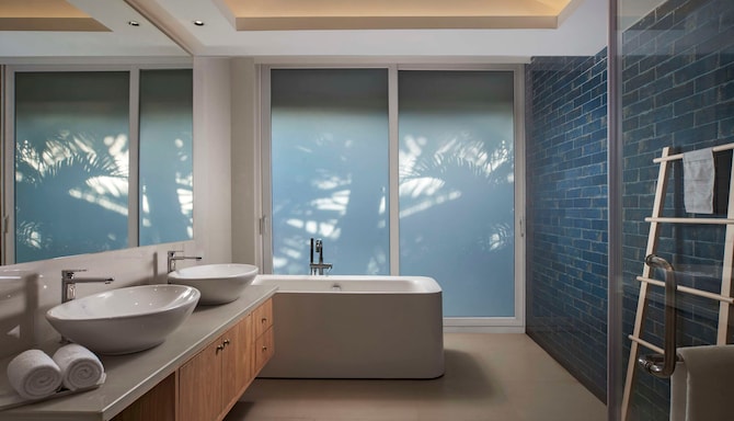 Mandrem Beach Resort, a member of Radisson Individuals Retreats - Люкс ванна