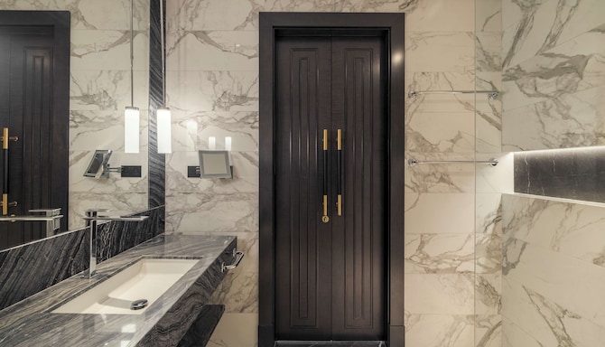 Mansard Riyadh, A Radisson Collection Hotel - Junior Suite bathroom