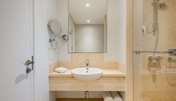 Marina Resort Port Ghalib, a member of Radisson Individuals - Junior Suite bathroom