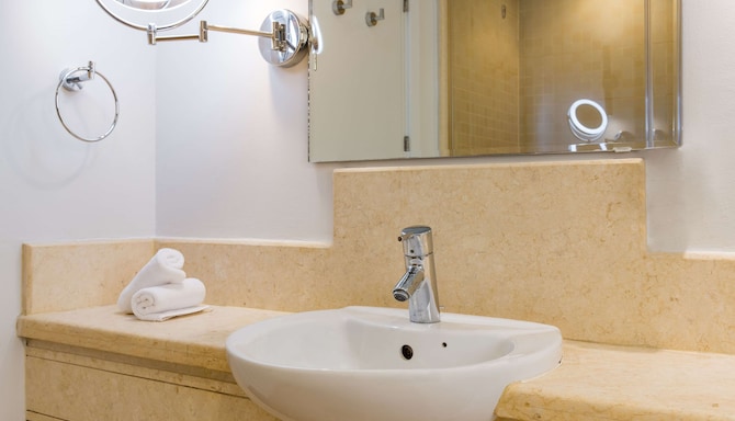 Radisson Blu Resort, Port Ghalib - حمام الجناح