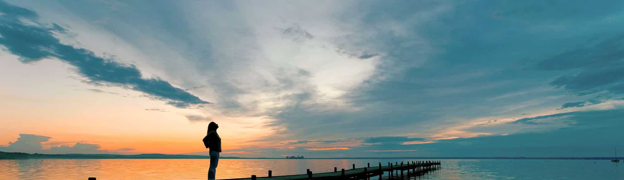 Femme sur un pont regardant le ciel