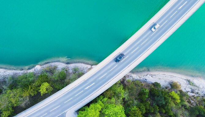 Luchtfoto van meer en bos