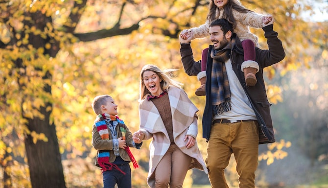 Marketing Campaigns NOBA - Family in park during autumn