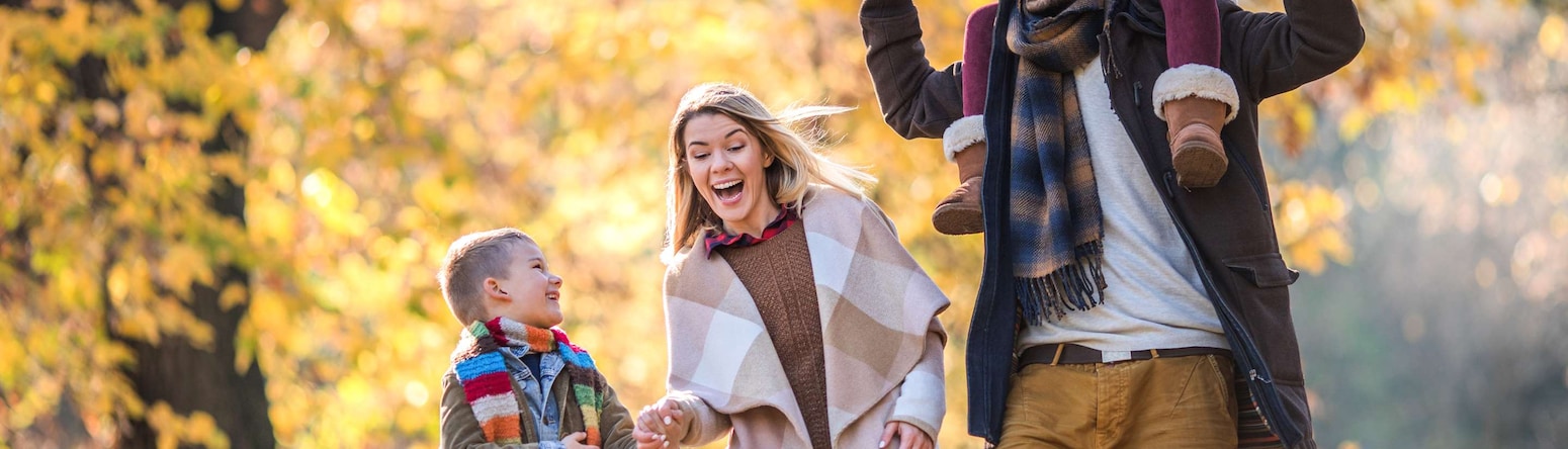 Marketing Campaigns NOBA - Family in park during autumn