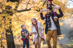Marketing Campaigns NOBA - Family in park during autumn