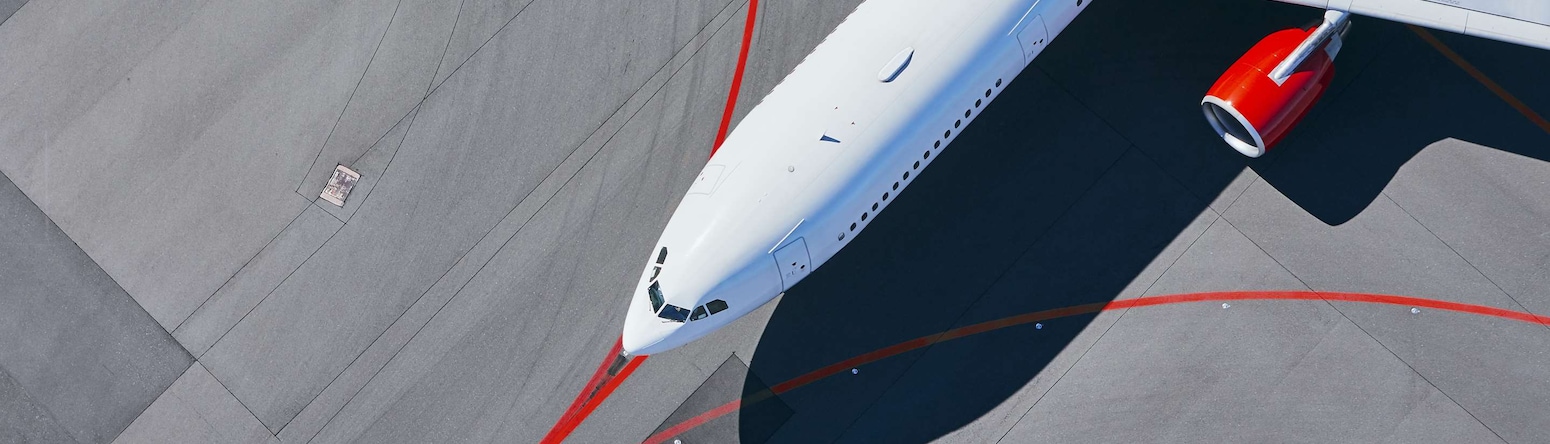 丽芮 - 带有红色涡轮发动机的飞机