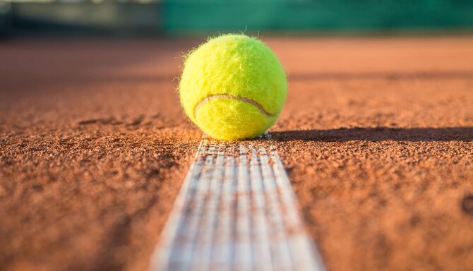 Tagungen und Veranstaltungen – Hotel allgemein – Tagungen und Veranstaltungen – Sport – Tennisball auf der Linie