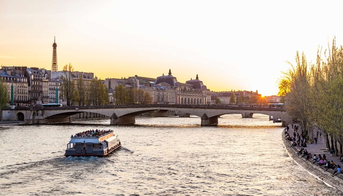 Tagungen und Veranstaltungen – Hotel allgemein – Tagungen und Veranstaltungen – Allgemein – Stadtführer – Panoramablick über Stadt und Fluss bei Sonnenuntergang