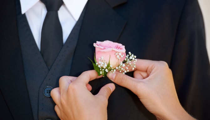 Meetings and Events - Hotel generic - MandE - Generic - Wedding - Pinning Boutonniere