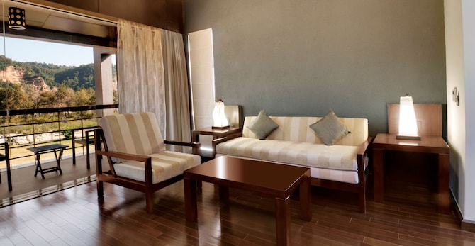 Namah Resort Jim Corbett, a member of Radisson Individuals - Suite living room