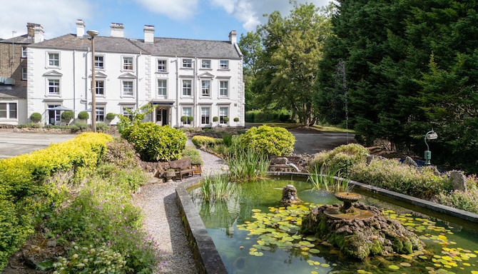 New Bath Hotel & Spa, a member of Radisson Individuals - Exterior Fountain Pond