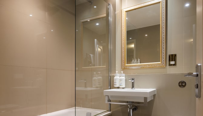 New Bath Hotel & Spa, a member of Radisson Individuals - Standard Room Bathroom