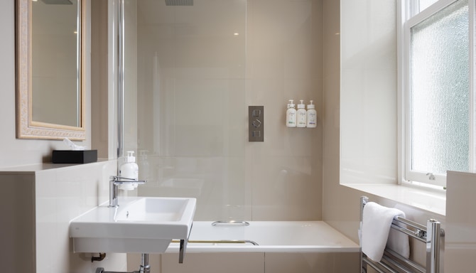 New Bath Hotel & Spa, a member of Radisson Individuals - Single Room Bathroom