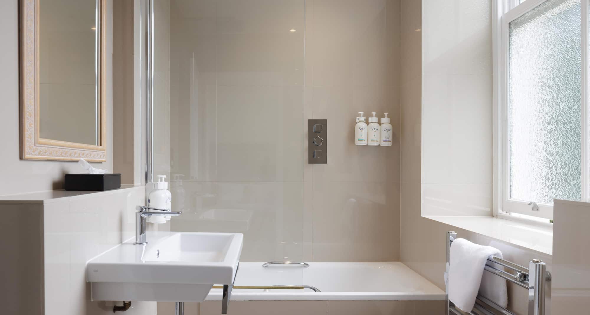 New Bath Hotel & Spa, a member of Radisson Individuals - Single Room Bathroom