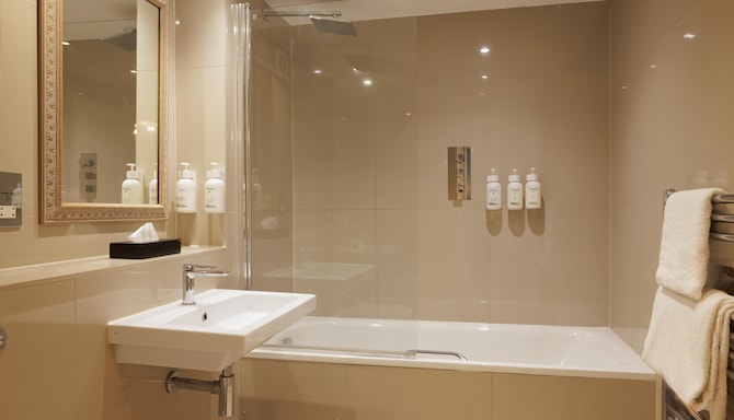 New Bath Hotel & Spa, a member of Radisson Individuals - Superior Room Bathroom