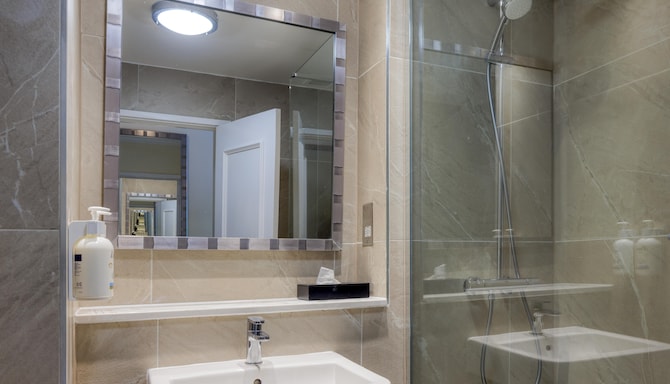 New Bath Hotel & Spa, a member of Radisson Individuals - Bedroom Bathroom Garden Room Double