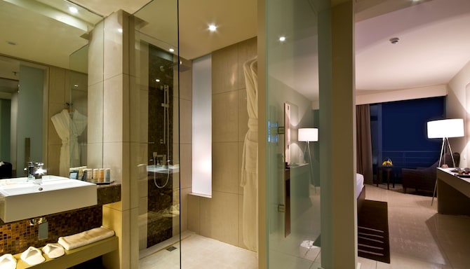 Noom Hotel Dakar Sea Plaza, a member of Radisson Individuals - Family and Premium bathroom