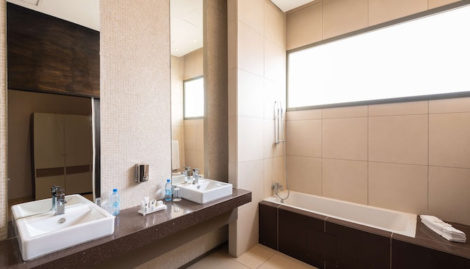 Noom Hotel Dakar Sea Plaza, a member of Radisson Individuals - Apartment bathroom