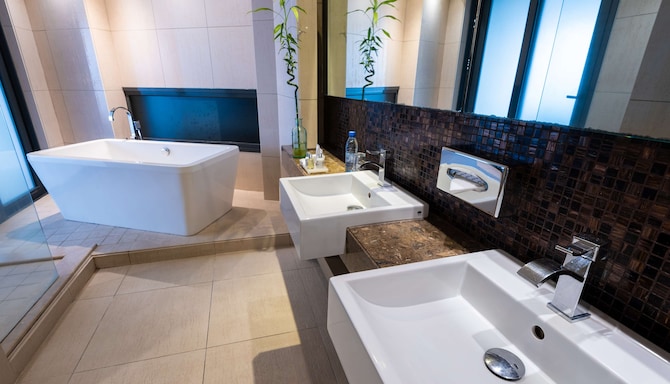 Noom Hotel Dakar Sea Plaza, a member of Radisson Individuals - Premium Room bathroom