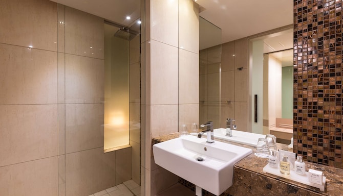 Noom Hotel Dakar Sea Plaza, a member of Radisson Individuals - Superior Room bathroom