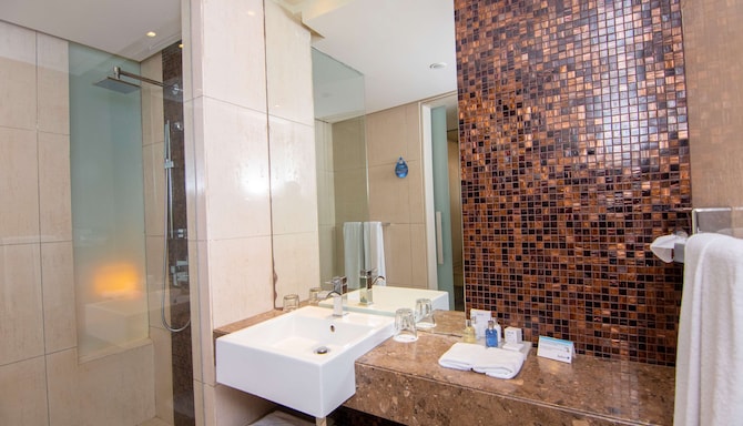 Noom Hotel Dakar Sea Plaza, a member of Radisson Individuals - Superior Room - Bath