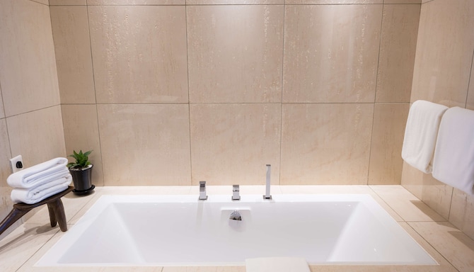 Noom Hotel Dakar Sea Plaza, a member of Radisson Individuals - Royal Suite Bathroom