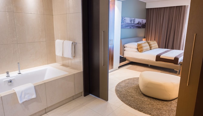 Noom Hotel Dakar Sea Plaza, a member of Radisson Individuals - Royal Suite Bathroom