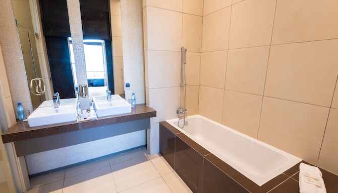 Noom Hotel Dakar Sea Plaza, a member of Radisson Individuals - One bedroom apartment - Bathroom