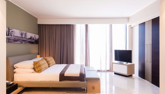 Noom Hotel Dakar Sea Plaza, a member of Radisson Individuals - Royal Suite Bedroom