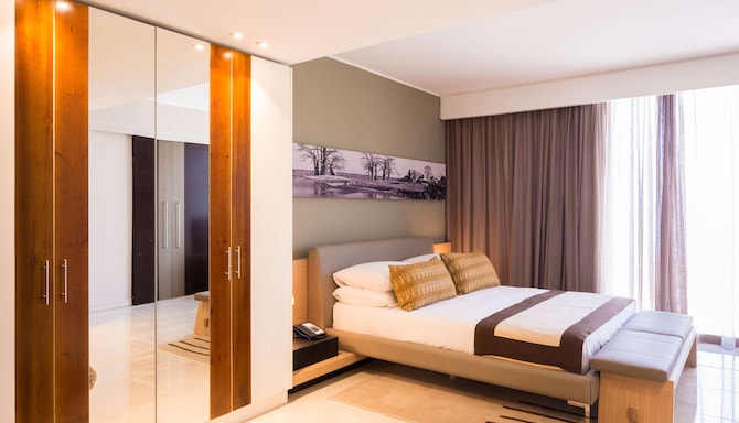 Noom Hotel Dakar Sea Plaza, a member of Radisson Individuals - Royal Suite Bedroom