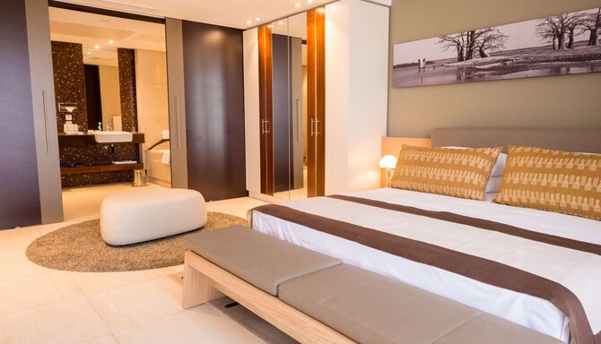 Noom Hotel Dakar Sea Plaza, a member of Radisson Individuals - Royal Suite Bedroom