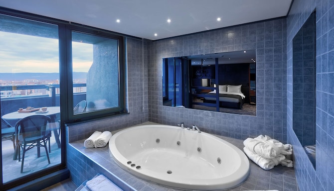 Nova Vista Eskisehir Centrum Hotel, a member of Radisson Individuals - Junior Suite with Terrace