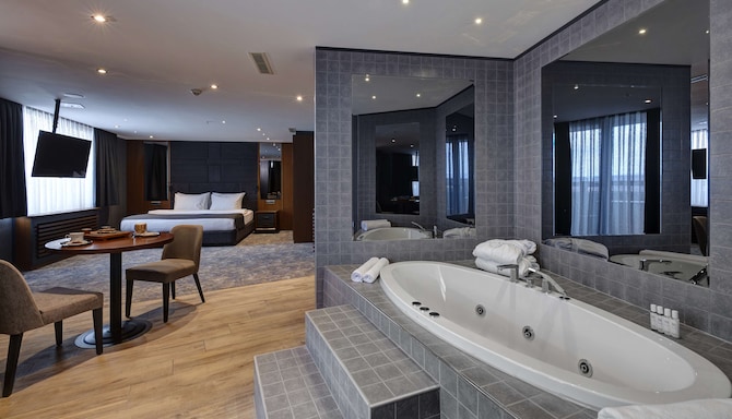 Nova Vista Eskisehir Centrum Hotel, a member of Radisson Individuals - Junior Suite with Terrace