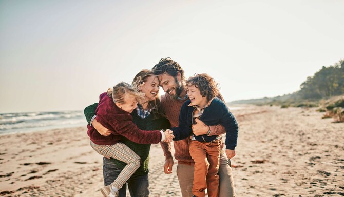 Tilbud og pakker - opplevelsespakke - familie på stranden