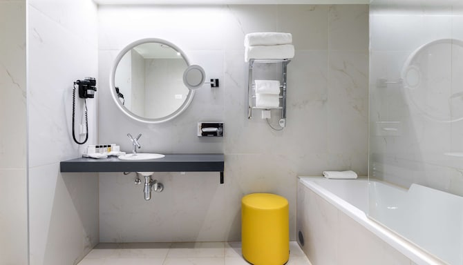 Palace Hotel Tallinn, a member of Radisson Individuals - Comfort Room with skylight bathroom