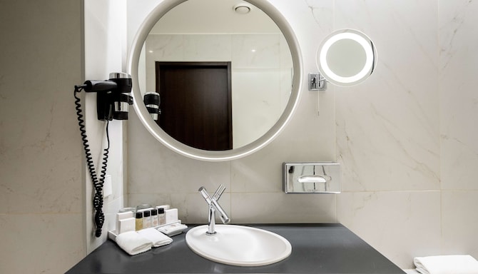 Palace Hotel Tallinn, a member of Radisson Individuals - Superior Room bathroom