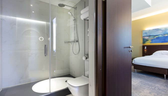 Palace Hotel Tallinn, a member of Radisson Individuals - Standard Room bathroom