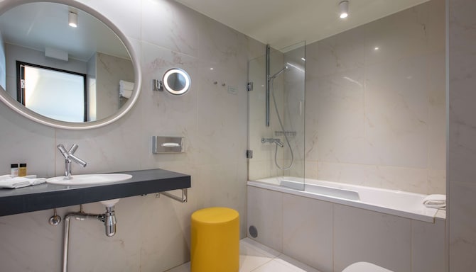 Palace Hotel Tallinn, a member of Radisson Individuals - Comfort Room with skylight bathroom
