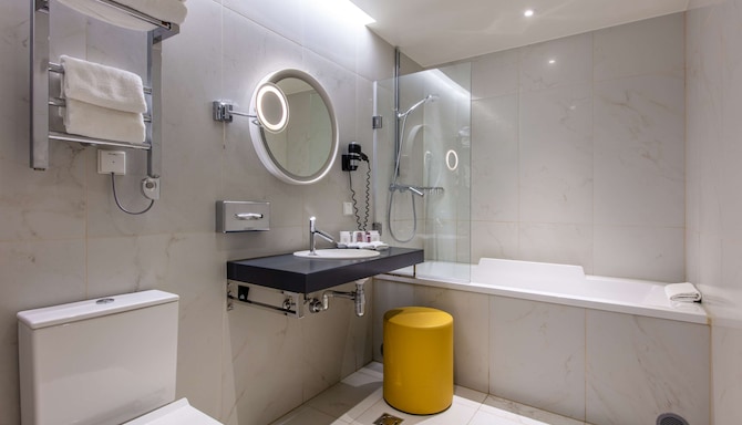 Palace Hotel Tallinn, a member of Radisson Individuals - Superior Room bathroom
