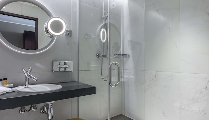 Palace Hotel Tallinn, a member of Radisson Individuals - Standard Room with Freedom Square view bathroom
