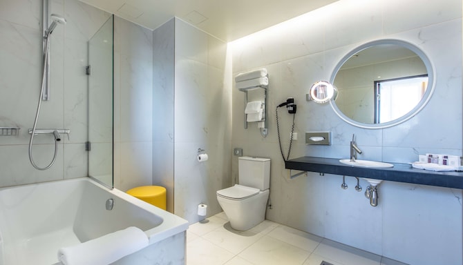 Palace Hotel Tallinn, a member of Radisson Individuals - Superior Room with Freedom Square view bathroom