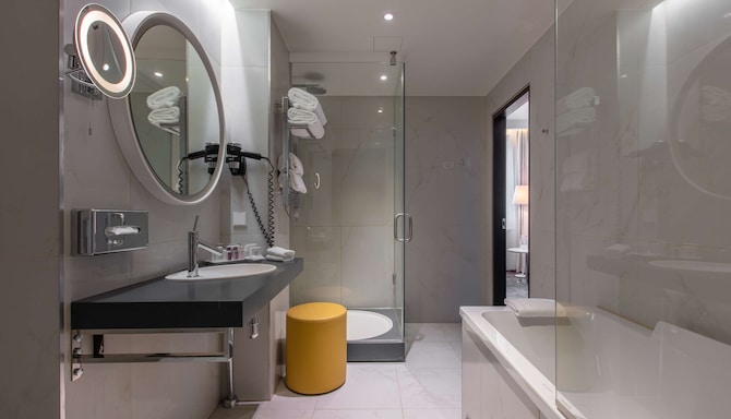 Palace Hotel Tallinn, a member of Radisson Individuals - Junior Suite bathroom