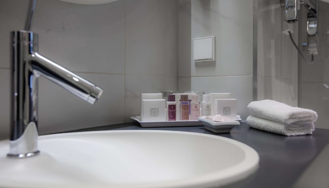 Palace Hotel Tallinn, a member of Radisson Individuals - Junior Suite bathroom