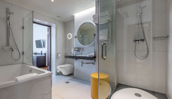 Palace Hotel Tallinn, a member of Radisson Individuals - Junior Suite bathroom