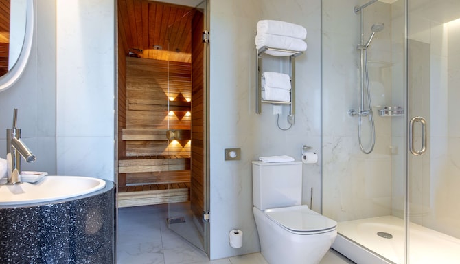 Palace Hotel Tallinn, a member of Radisson Individuals - Presidential Suite sauna and bathroom