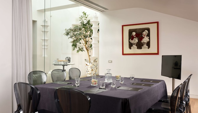 Palazzo Montemartini Rome, A Radisson Collection Hotel - Meeting room in Skylight suite - board set up